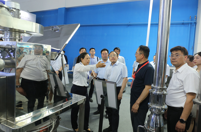 中原農谷第二屆振動機械產業博覽會盛大開幕，新鄉市長魏建平親臨高服展區指導工作